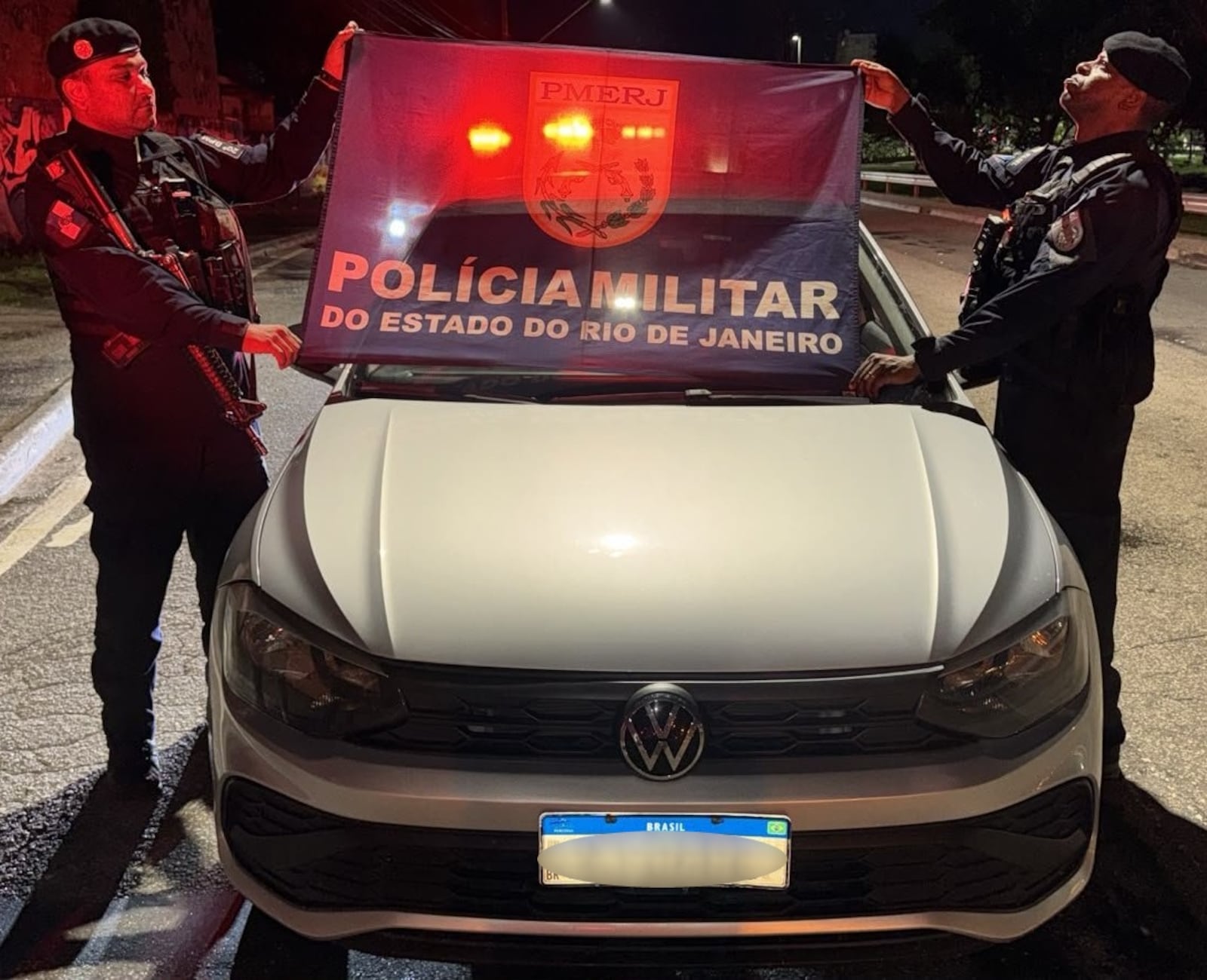 Agentes do 20º BPM recuperaram carro roubado e apreenderam simulacro e celulares Reprodução/Polícia Militar