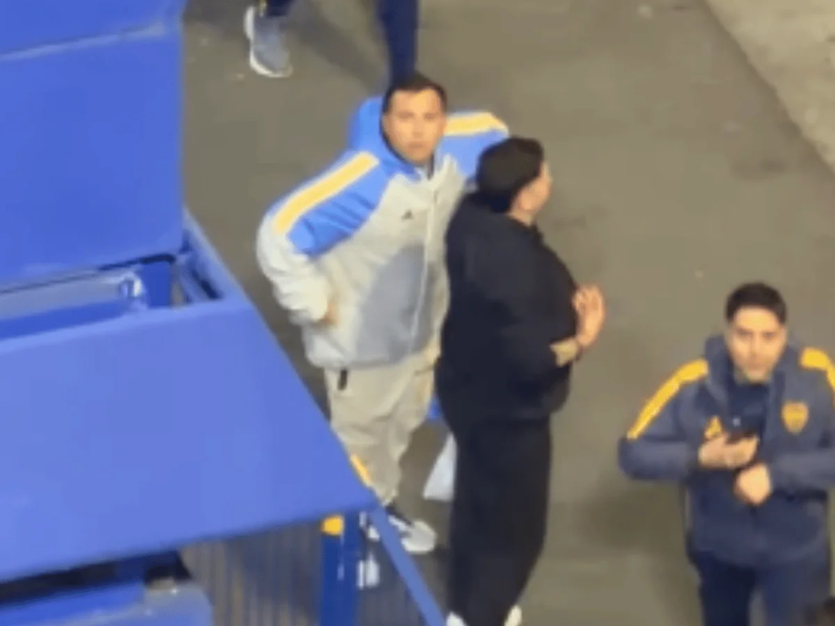 Torcedor do Boca faz gesto racista em direção à torcida do São Paulo