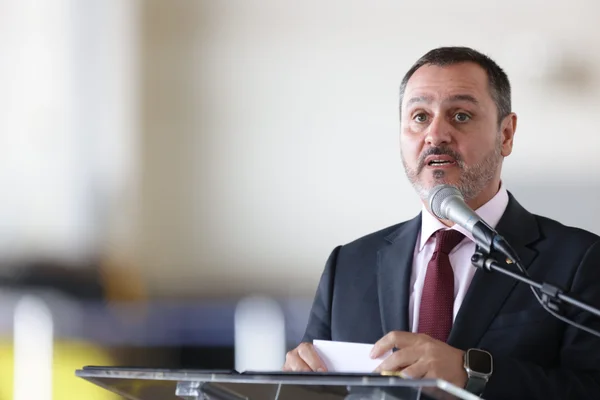 "Violação de competência": AGU vai recorrer ao STF de decisão de Mendonça
