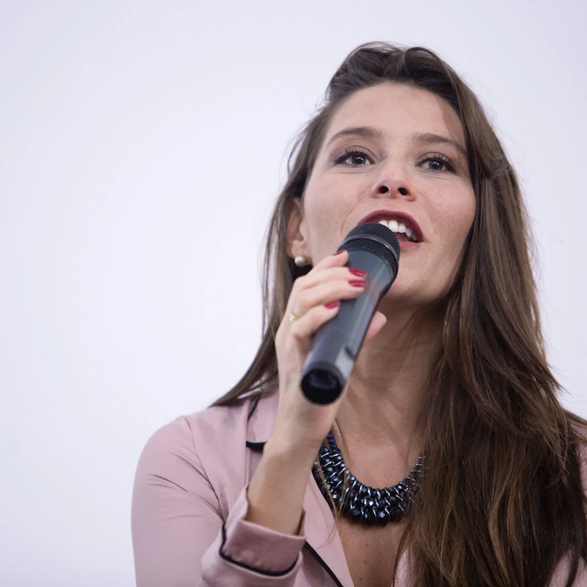TRE-DF manda remover propaganda de candidata que fala em “Mônicas Hilton”