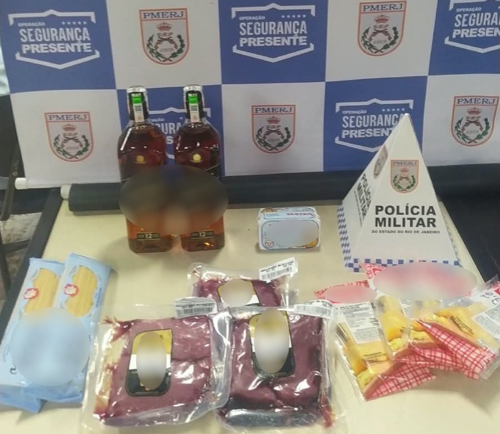 Segurança Presente recuperou garrafas de uísque, carnes nobres e queijos Reprodução/Polícia Militar