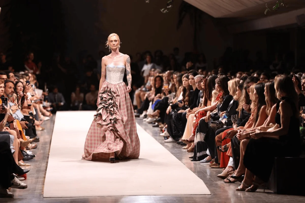 Rostand e Lucila voltam a cruzar a passarela do Metrópoles Catwalk