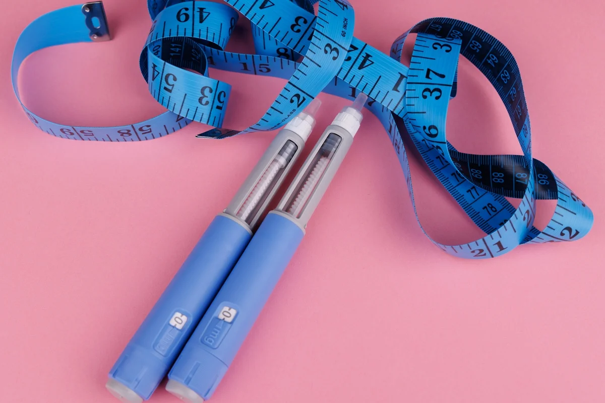 Foto colorida com fundo rosa de canetas emagrecedoras de cor azul - Canetas para diabetes podem ajudar a combater vícios, indica estudo - Metrópoles.