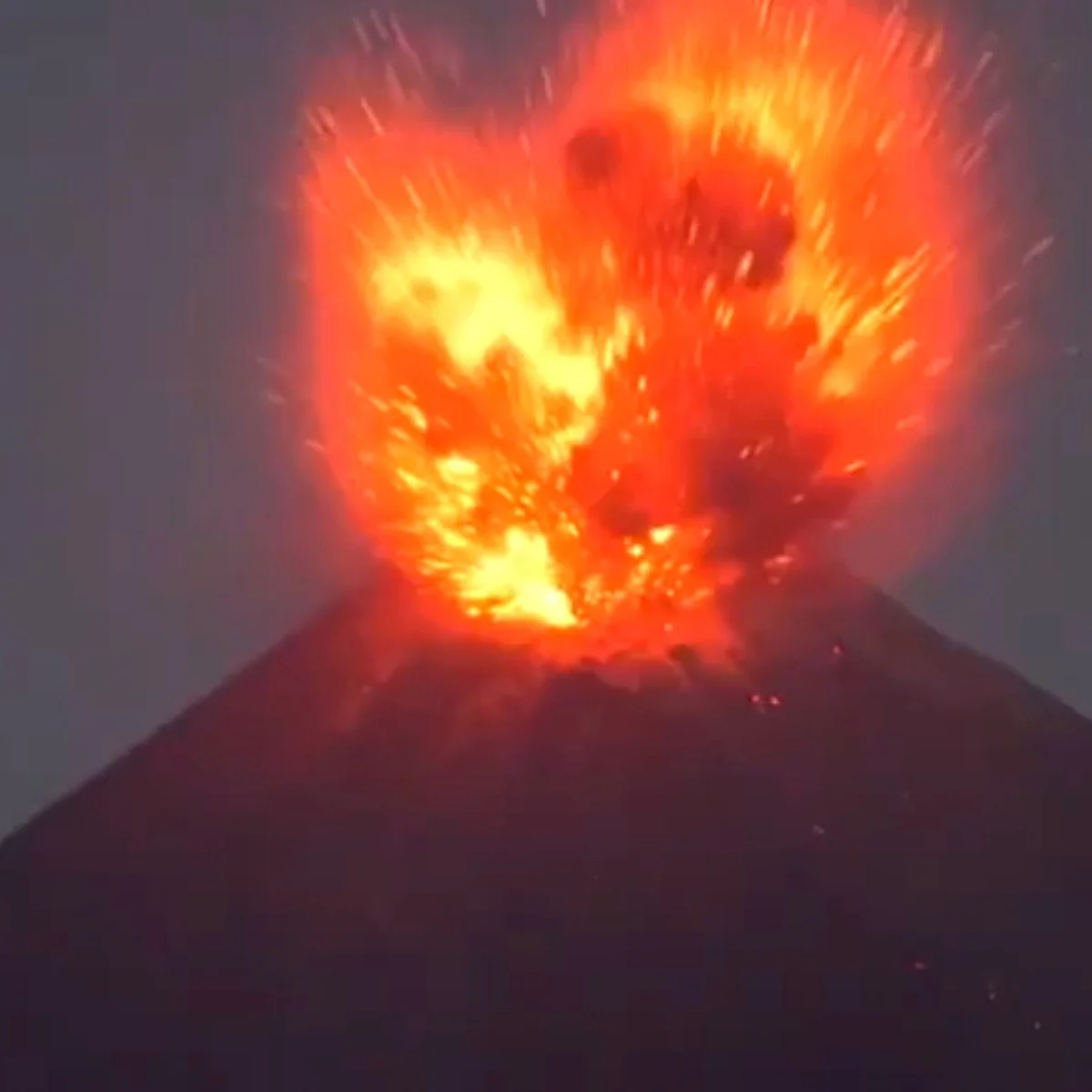 Indonésia procura fotojornalistas desaparecidos perto do vulcão em erupção