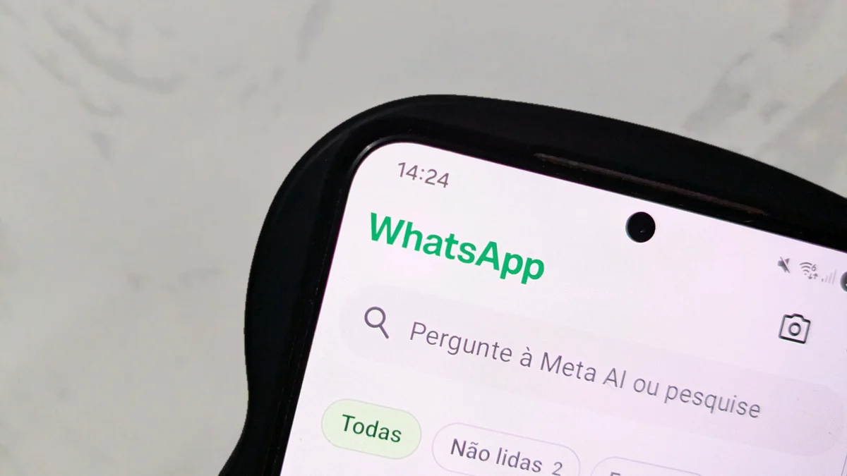 Imagem da matéria: WhatsApp muda radicalmente tela de conversas com visual de vidro no iPhone