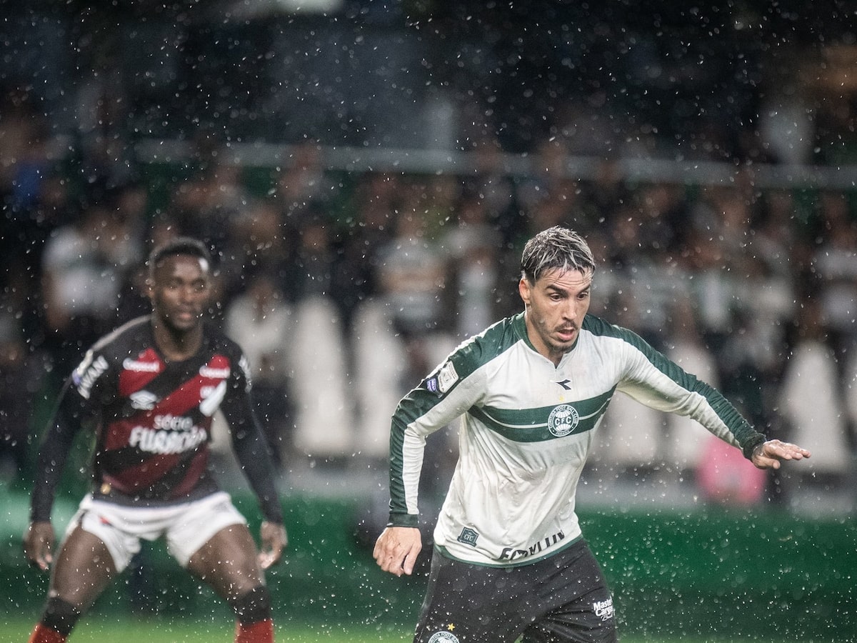 Athletico e Coritiba empatam em jogo com campo alagado e ‘Protocolo Vini Jr.’ no Brasileirão