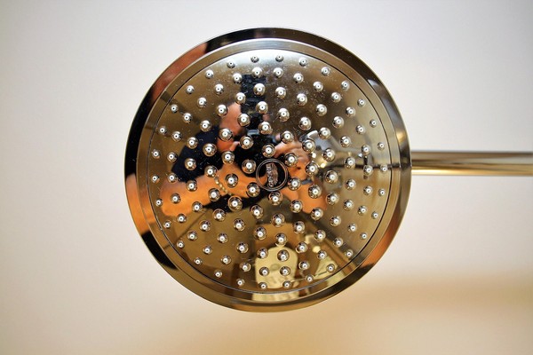 Chuveiro entupido? Veja truques para limpar e melhorar pressão