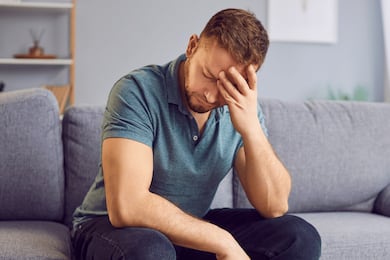 Uso frequente de remédio para dor de cabeça pode causar efeito rebote? Neurologista explica