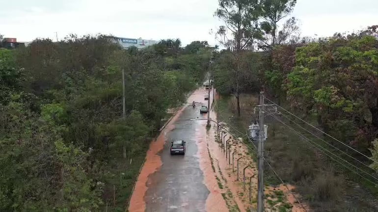 Vídeo: Rompimento de adutora provoca grande vazamento e atinge pistas da BR-040, em Contagem