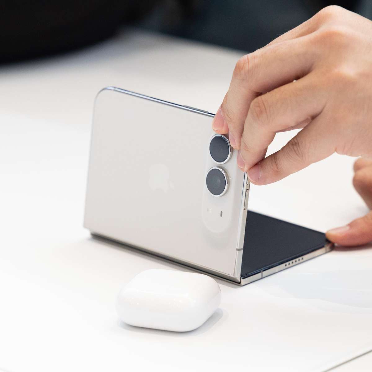 iPhone Duo: veja os preços no Brasil e nos EUA do celular dobrável da Apple em 2026