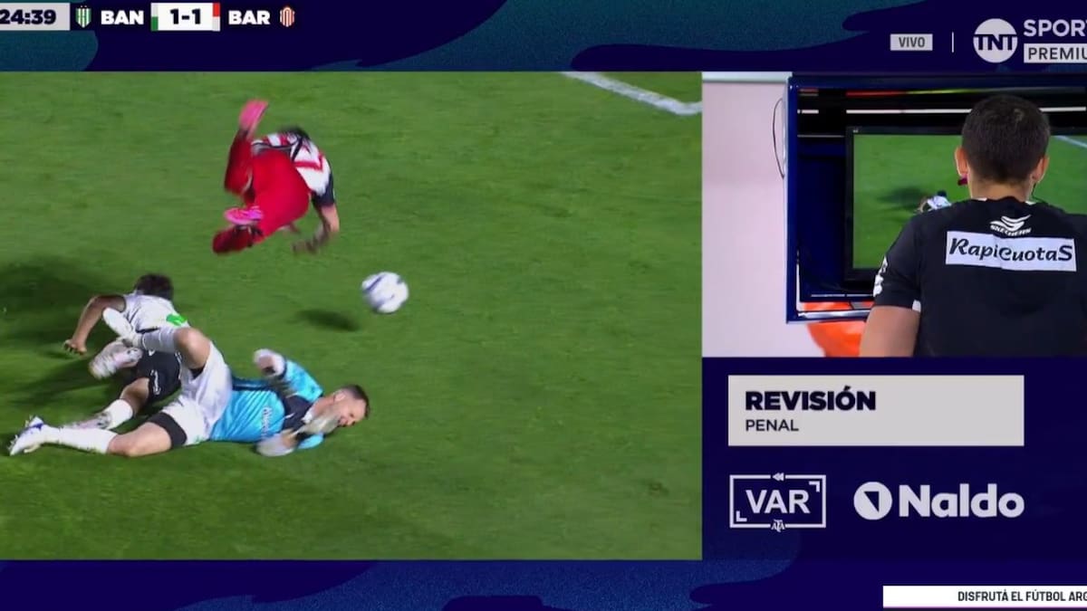El momento en el que Zunino revisa la jugada en el VAR (le trata de mostrar que hubo penal para Barracas) y se mantiene en su decisión: "¡No es penal, muchachos!"