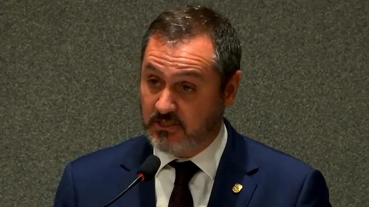 "Atividade policial vilipendiada", diz ministro ao afastar diretor da PF