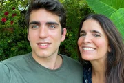 João Mader e Malu Mader posam juntos e sorridentes