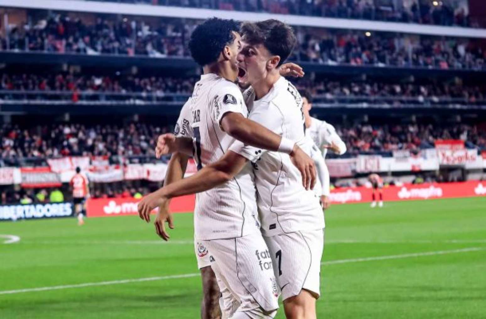Kaio Cesar recebe o abra&ccedil;o de Matheuzinho ap&oacute;s fazer o gol do Corinthians contra o Estudiantes.