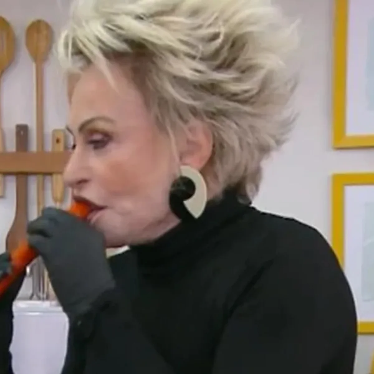 Ana Maria Braga faz piada de duplo sentido e cita Jonas ao vivo: "22 cm"