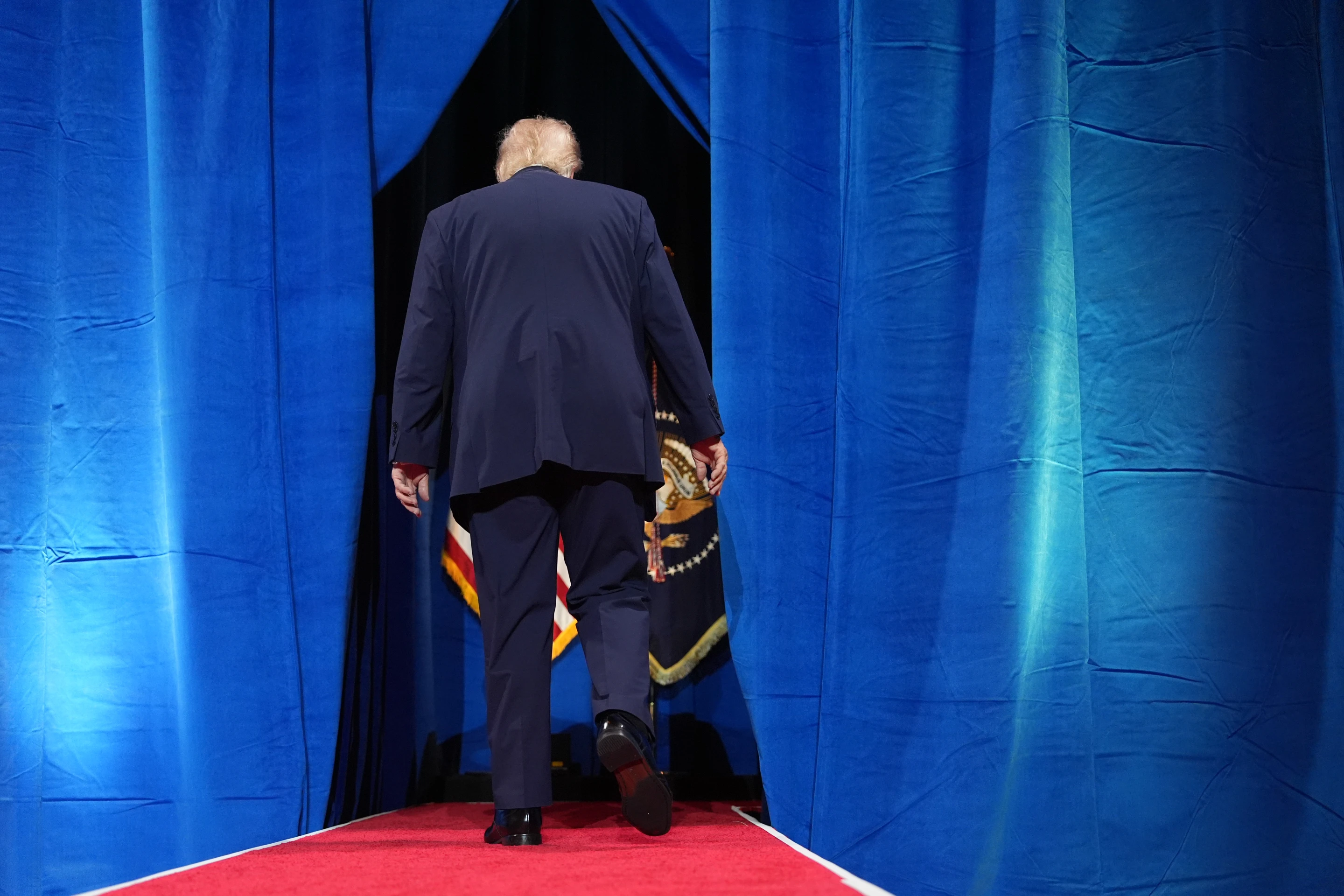 Com memes de IA, Trump promove uma versão mítica de si mesmo enquanto os desafios se acumulam antes das eleições intermediárias