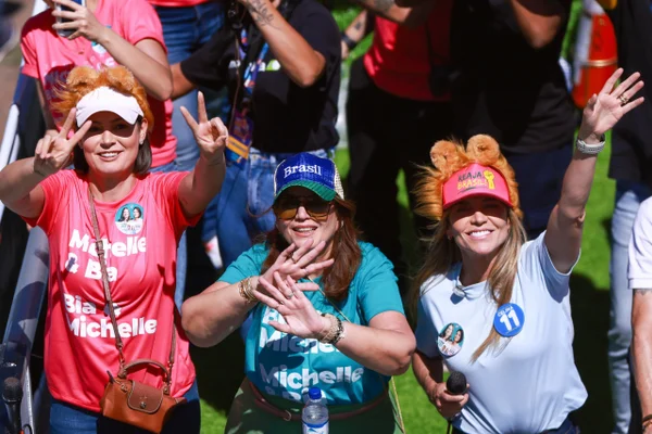 Celina, Michelle e Bia evitam número do PT e usam "12+1" ao divulgar evento