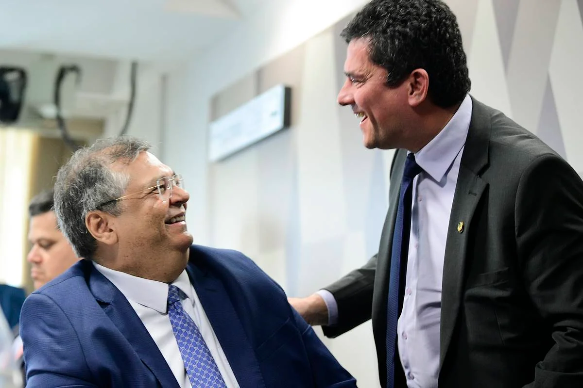 Mestrão imagem colorida mostra flavio dino e sergio moro na ccj do senado - Metrópoles