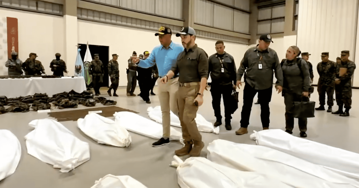 O que novo presidente da Colômbia pretende com polêmicas imagens caminhando entre cadáveres