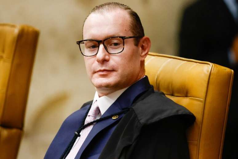 Fachin pede que Mendonça levante sigilo total do inquérito do caso Master em até 24 horas