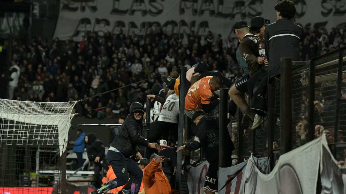 Platense é punido após invasão e briga em jogo contra o Fluminense; Conmebol não se pronunciou