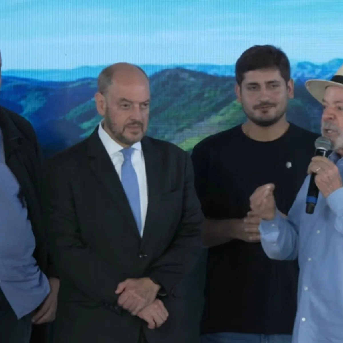 Ao lado de Pezão, Lula cita governadores do RJ presos e elogia Couto