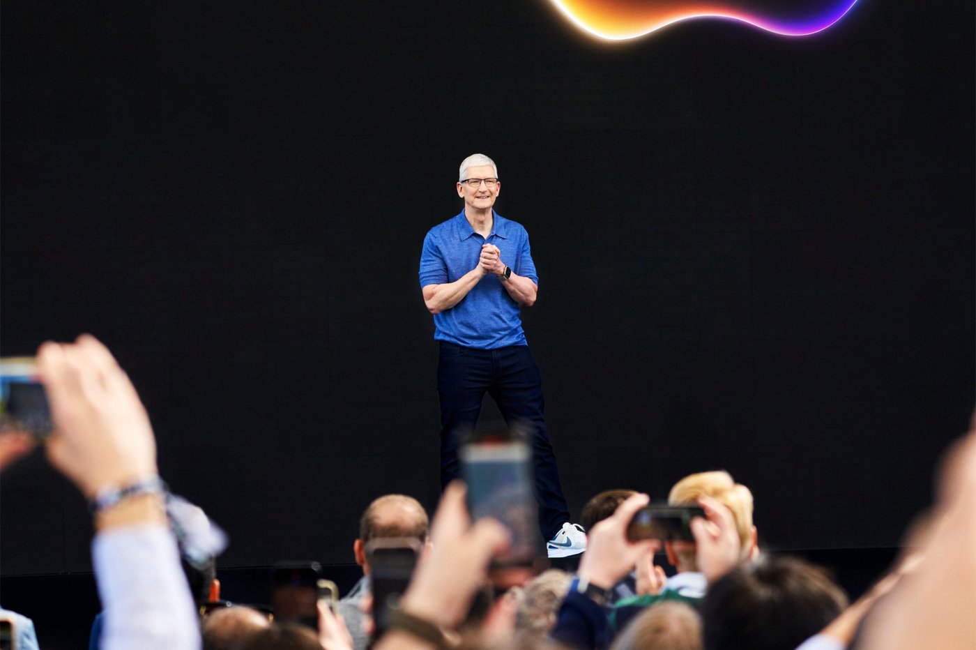 O valor de mercado da Apple cresceu de US$ 350 bilhões para US$ 4,75 trilhões durante os 15 anos de Tim Cook como CEO. Veja o que essa curva de crescimento significa para apostar no próximo capítulo da Apple sob a liderança de John Ternus.