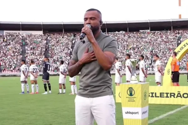 Série D ZeroUm: Alexandre Pires canta o Hino Nacional antes da final
