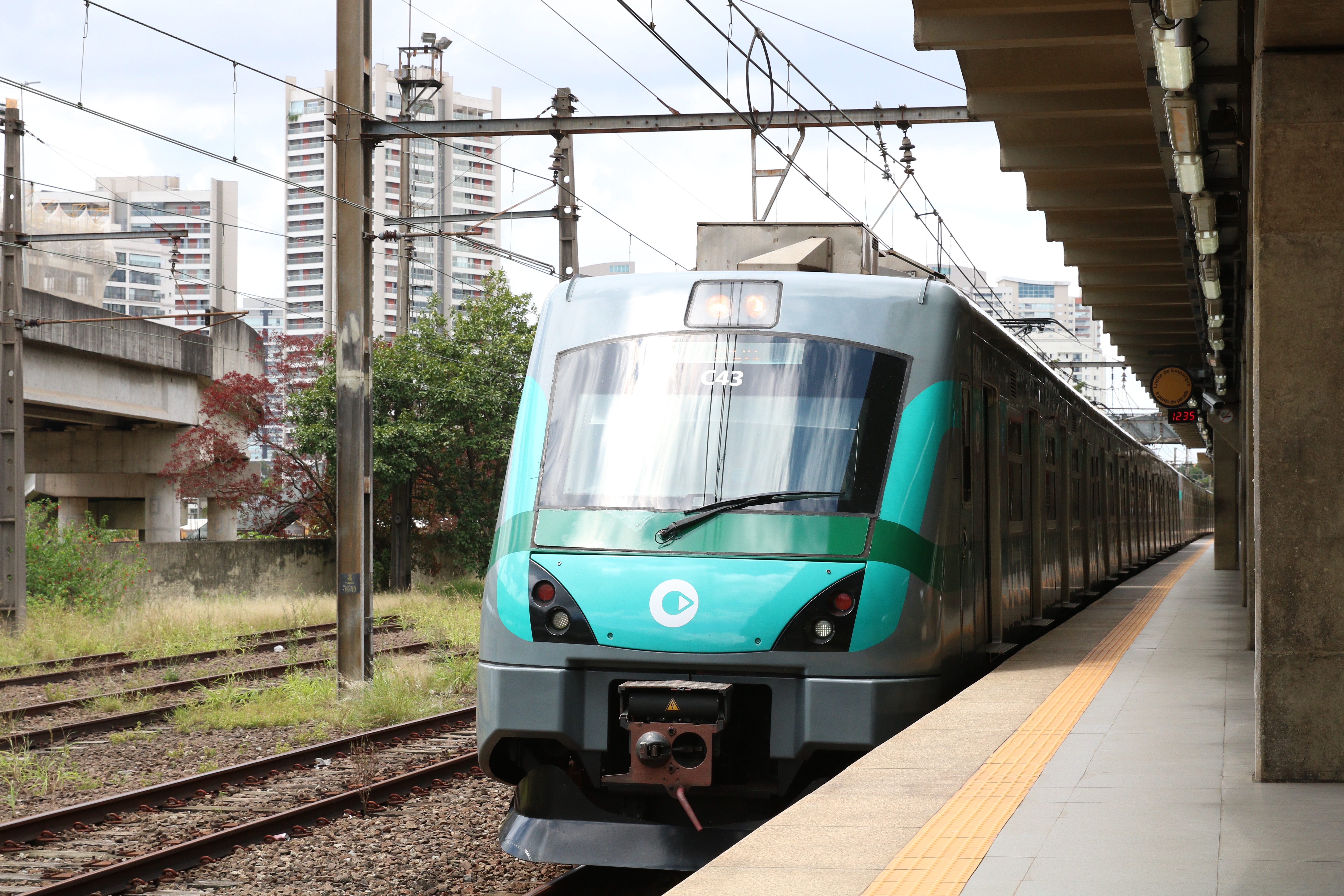 Alagamentos prejudicam a linha 9-Esmeralda e provocam intervalos de até 14 minutos entre estações