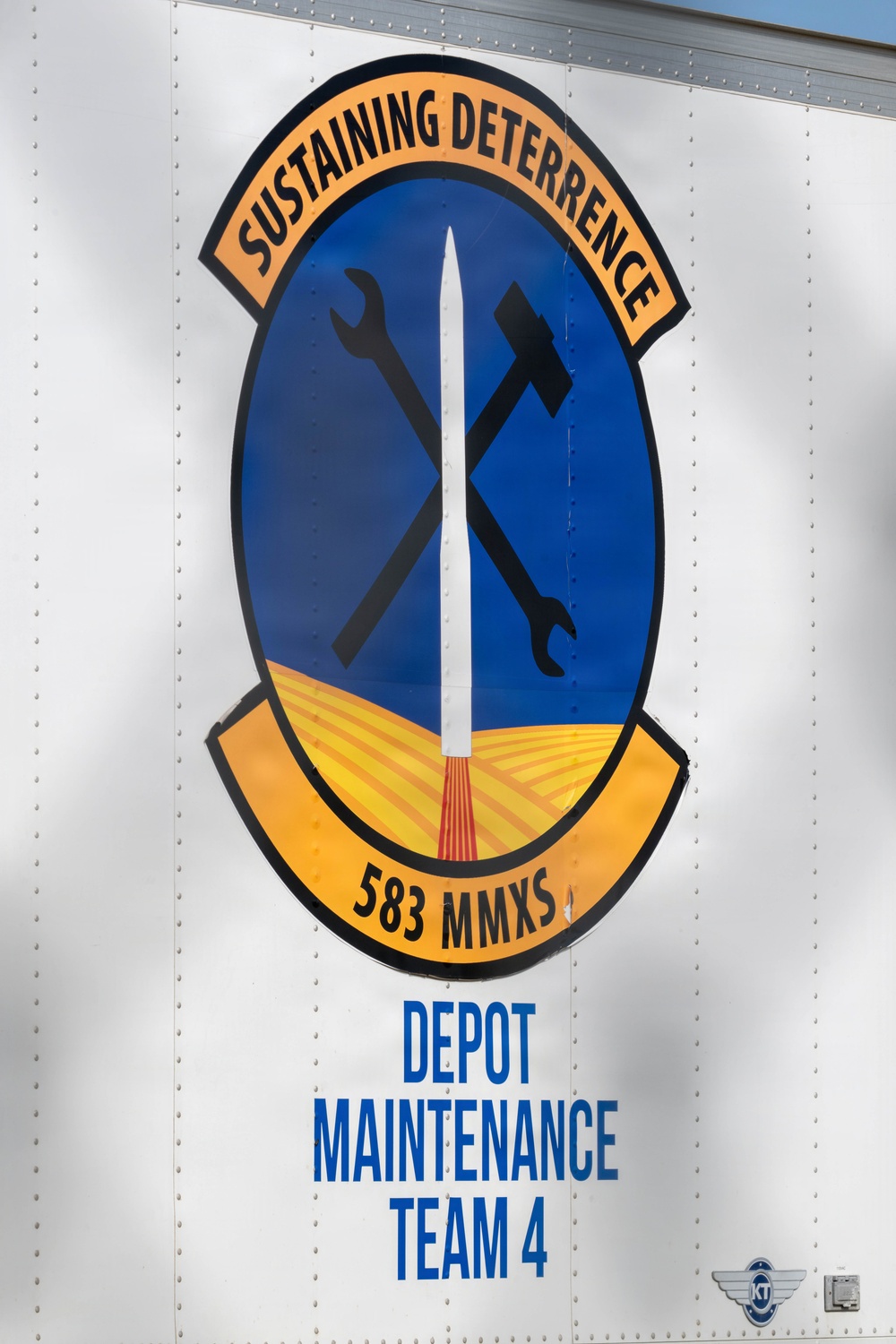Imagem relacionada à notícia: 583 rd Esquadrão de Manutenção de Mísseis renova o sistema de suspensão de mísseis Minot AFB