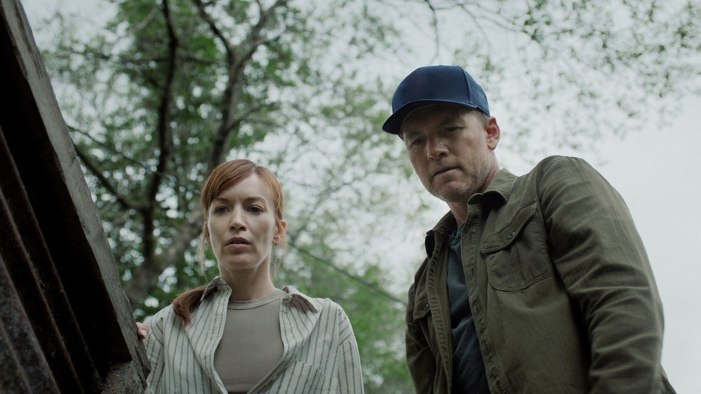Adaptação do livro de Harlan Coben, a série Eu Vou Te Encontrar é estrelada pelos atores Sam Worthington e Britt Lower — Foto: Reprodução/Netflix