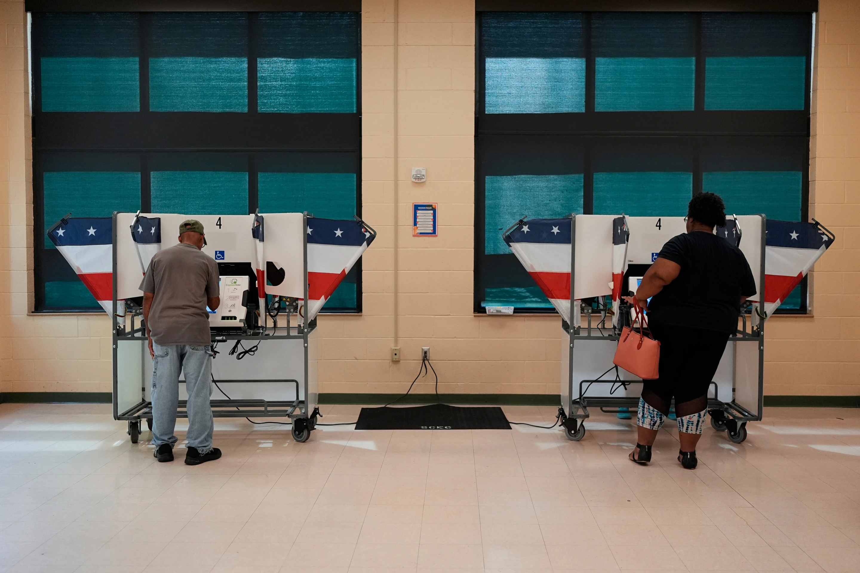 Com memes de IA, Trump promove uma versão mítica de si mesmo enquanto os desafios se acumulam antes das eleições intermediárias