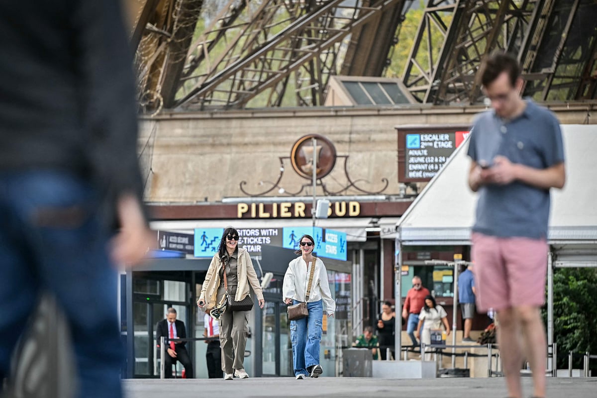 Torre Eiffel reabre: Por que a visita de grupo hindu provocou o fechamento