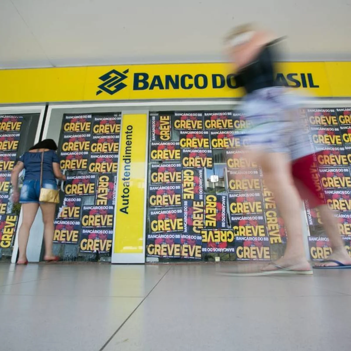 Bancários do BB encerram greve em BH e funcionários da CEF fazem assembleia