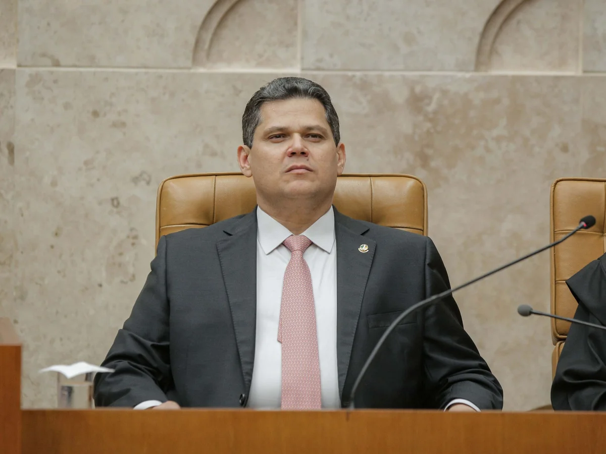 Pressionado por desdobramentos, Alcolumbre resiste a entrar na crise do STF