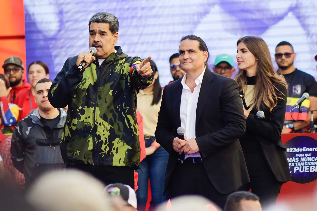 Imagem colorida mostra Nicolás Maduro ao lado de Alex Saab - Metrópoles