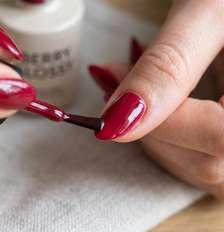 O chamado selamento da ponta consiste em passar o pincel horizontalmente pela borda livre da unha. Foto: Imagem gerada por inteligência artificial / Catraca Livre