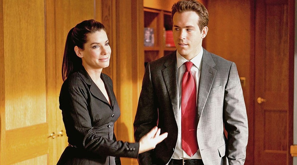 No filme A Proposta, uma executiva exigente finge ficar noiva do seu assistente para não ser deportada para o Canadá — Foto: Reprodução/IMDb