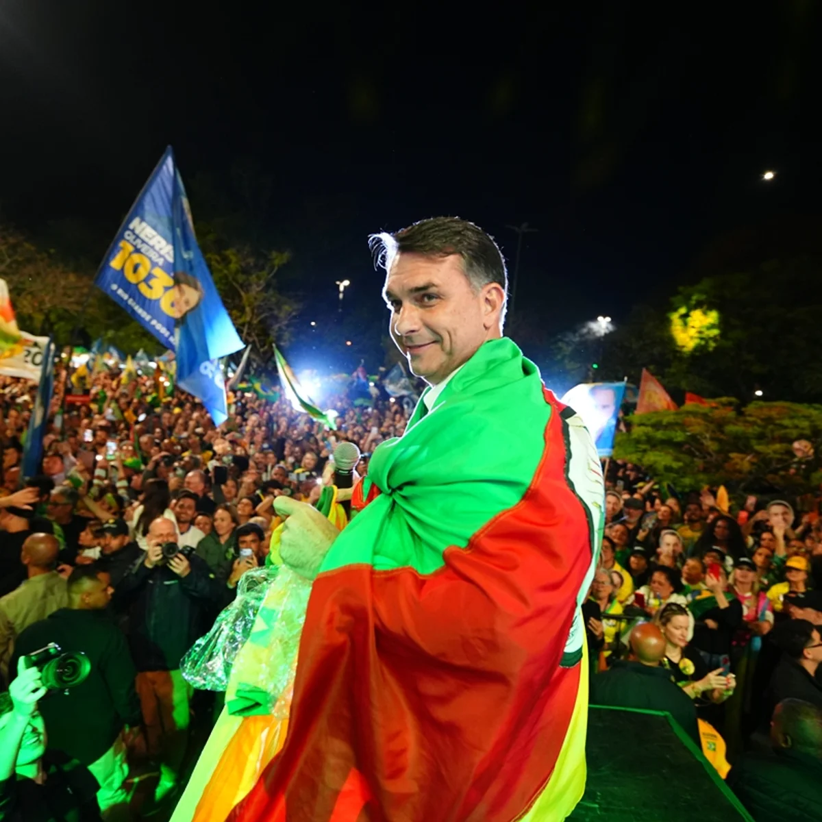 No que Flávio Bolsonaro quer que acreditemos, vejam só...