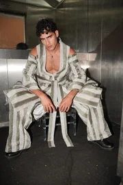 Almacor expressa moda e arte com propósito no Metrópoles Catwalk