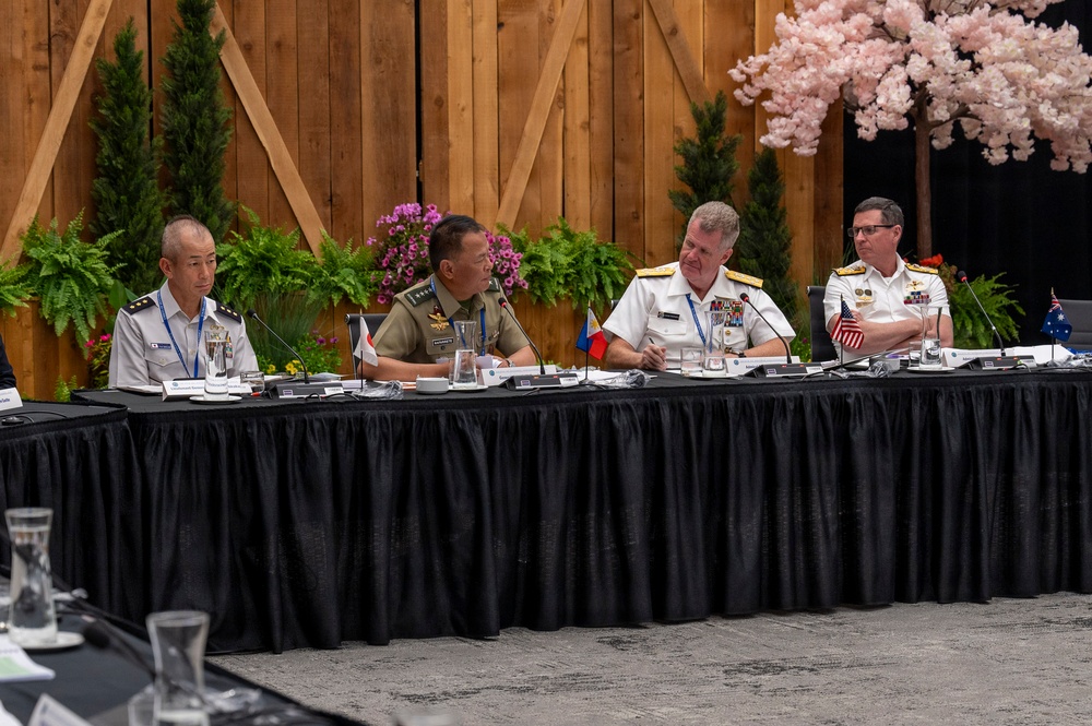 Imagem relacionada à notícia: Leitura do Adm. Samuel J. Reuniões Paparo çs nas margens da Conferência dos Chefes de Defesa do Indo-Pacífico