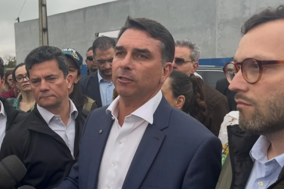 Imagem da matéria: "Fala, irmãozão": veja trocas de mensagens entre Flávio Bolsonaro e Vorcaro