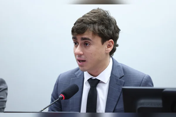 Nikolas Ferreira é processado em R$ 200 mil por discriminação em vídeo