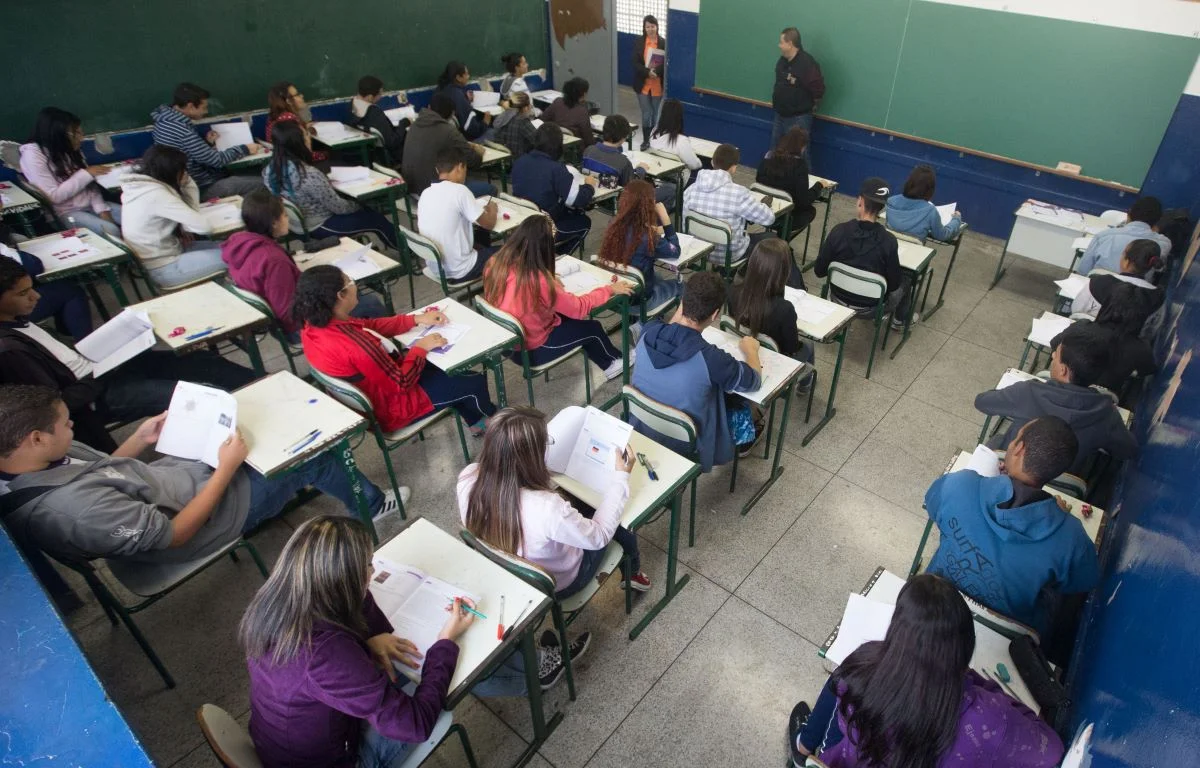 Foto colorida de sala de aula repleta de alunos em escola estadual de São Paulo. Enem, aprendizagem - Metrópoles