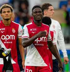 Filipe Luís observa seus jogadores em ação diante do Strasbourg – Foto: Divulgação/Mônaco / Jogada10