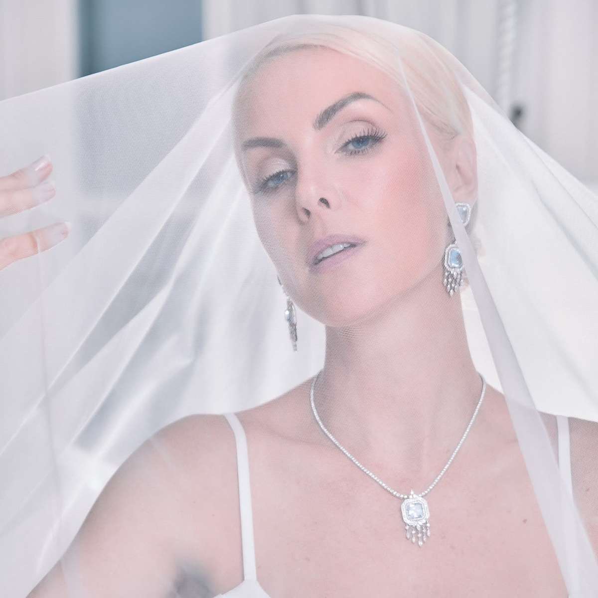 Lá vem a noiva! Veja fotos do vestido de Ana Hickmann para casamento com Edu Guedes