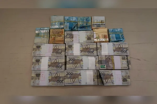 PF acha cofre em operação contra deputado federal e apreende 21 carros