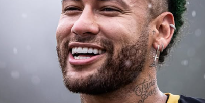 Foto: Neymar de cabelo verde ( Raul Barreta/Santos FC) / G&aacute;vea News