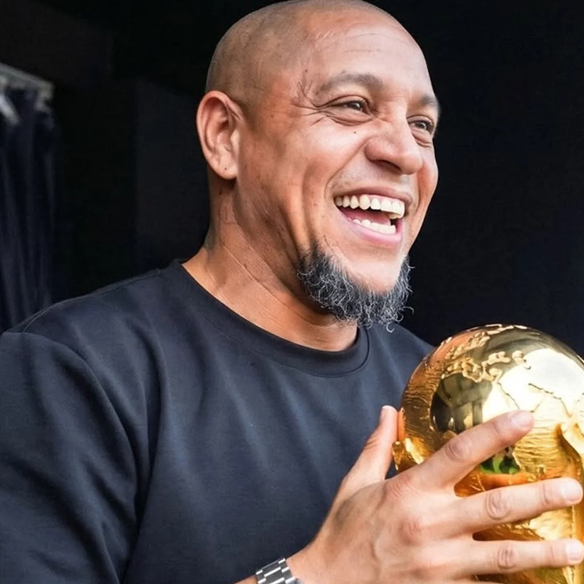 Pentacampeão, Roberto Carlos diz ter perdido 99% do que ganhou no futebol
