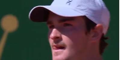 Jo&atilde;o Fonseca durante vit&oacute;ria sobre Matteo Berrettini no Masters 1000 de Monte Carlo - Foto: Reprodu&ccedil;&atilde;o/TennisTV/Captura de tela da transmiss&atilde;o / Esporte News Mundo